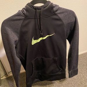 ✨black and green nike thermafit💚🖤